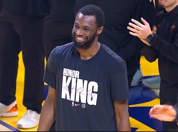 开云体育下载-功勋旧臣！勇士主场赛前介绍维金斯 嘴哥笑容依旧温暖纯真